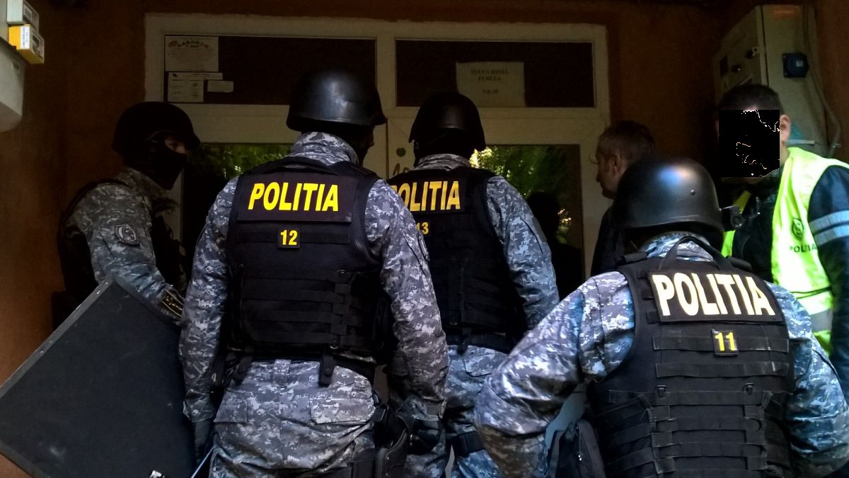 Traficanți prinși la Cluj în situații jenante și disperate! Încercau să arunce ”marfa” la toaletă - FOTO