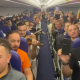 Cei 200 de pasageri ai aeronavei au cântat în cor cântecul „Noi suntem români”/ Foto: Alexandru Pugna - Facebook