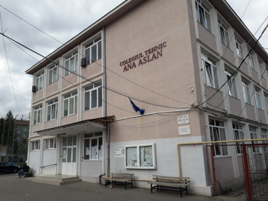 „Doreii” Clujului nu dezamăgesc: „La poarta liceului Ana Aslan după fiecare ploaie se formează o baltă, sunt stropiți elevii de mașini”