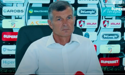 Ovidiu Sabău în timpul conferinței de presă din 25 august 2023/ Foto: captură ecran video FC Universitatea Cluj - YouTube