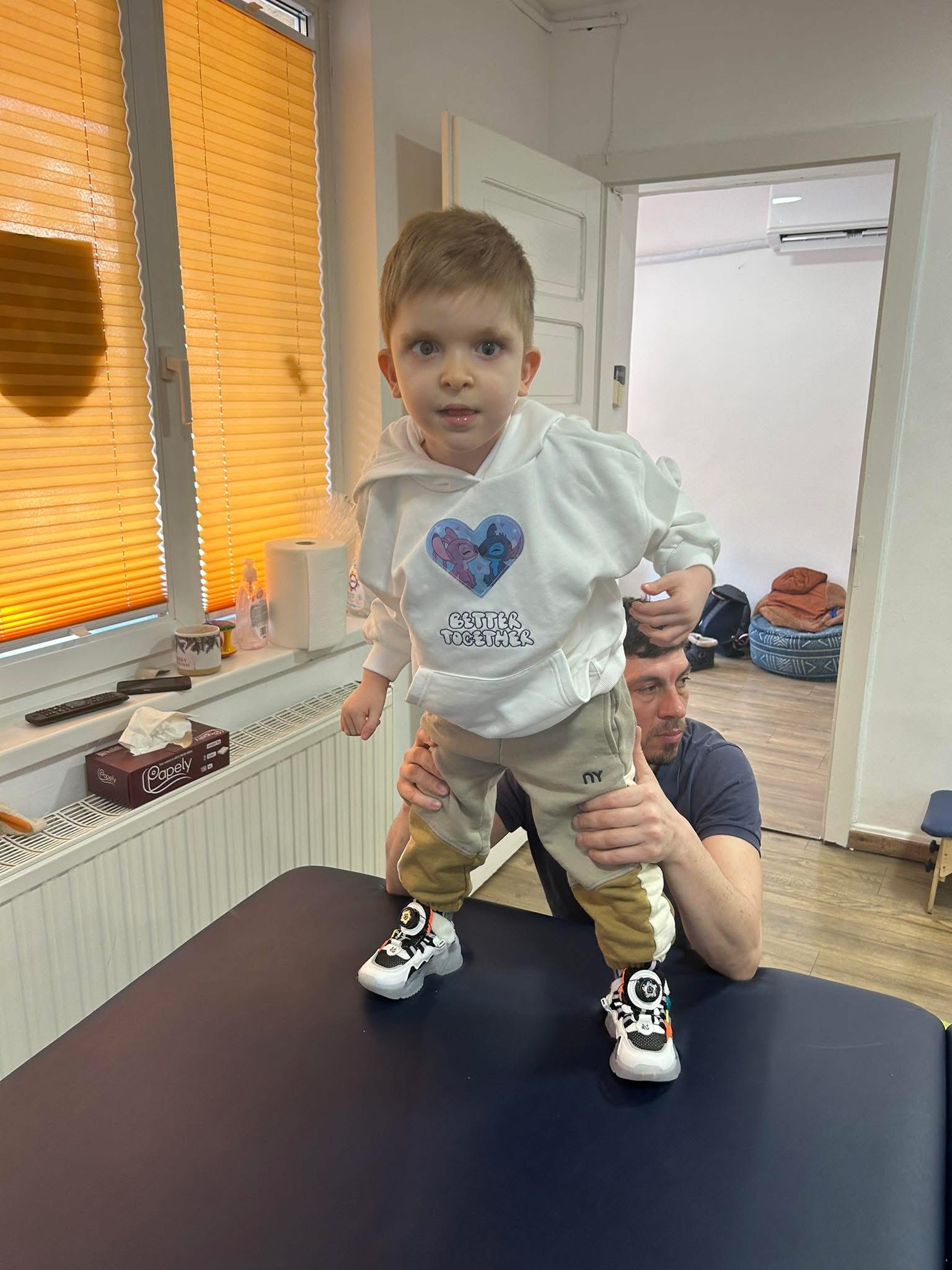 Răzvan Cristea, băiețelul de 4 ani diagnosticat cu Sindromul Mowat-Wilson, are nevoie de ajutor pentru tratament