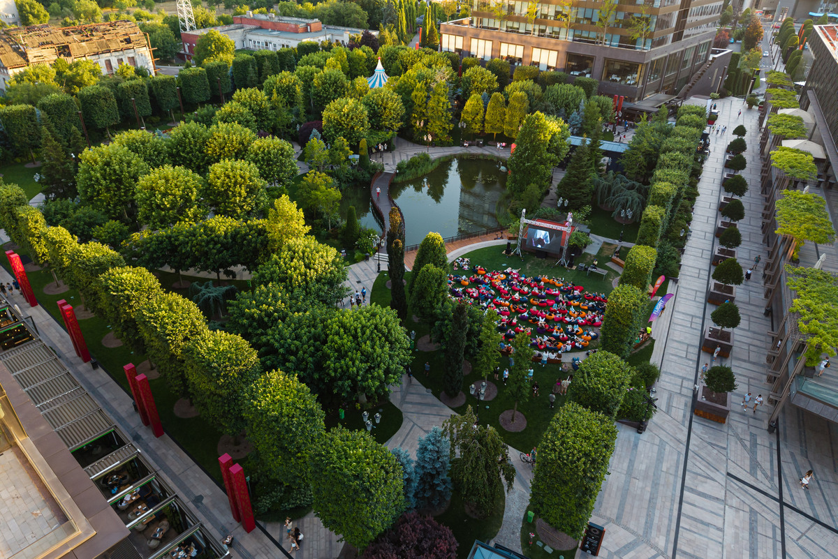 Iulius Gardens Timișoara cu lac, arbori maturi și zone de relaxare