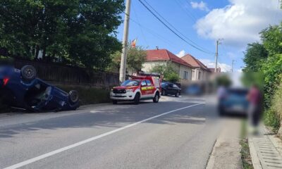 Imagine de la accidentul rutier din Sălicea, Cluj, în care o mașină s-a răsturnat, iar un bărbat a fost rănit