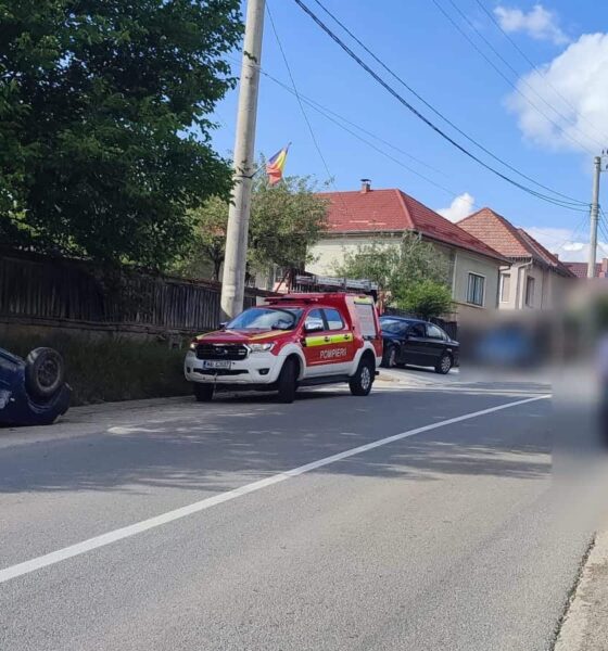 Imagine de la accidentul rutier din Sălicea, Cluj, în care o mașină s-a răsturnat, iar un bărbat a fost rănit