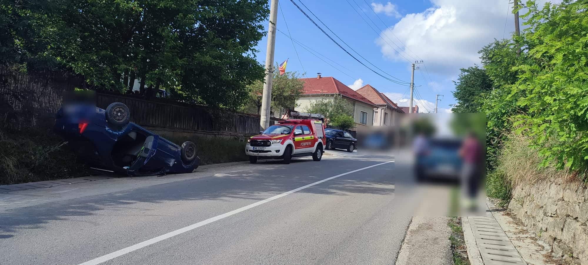 Imagine de la accidentul rutier din Sălicea, Cluj, în care o mașină s-a răsturnat, iar un bărbat a fost rănit