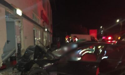 Pompierii intervin la un accident rutier în Someșul Rece, Cluj, pentru a elibera doi bărbați dintr-un autoturism răsturnat