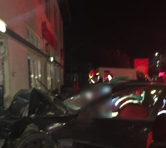 Pompierii intervin la un accident rutier în Someșul Rece, Cluj, pentru a elibera doi bărbați dintr-un autoturism răsturnat