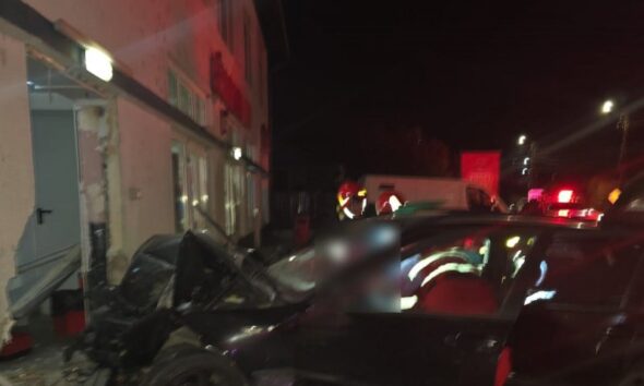 Pompierii intervin la un accident rutier în Someșul Rece, Cluj, pentru a elibera doi bărbați dintr-un autoturism răsturnat