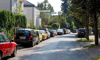 Mașină parcată ilegal pe trotuar, risc de amendă în 2025 conform Codului Rutier
