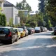 Mașină parcată ilegal pe trotuar, risc de amendă în 2025 conform Codului Rutier