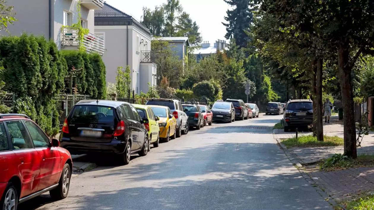 Mașină parcată ilegal pe trotuar, risc de amendă în 2025 conform Codului Rutier