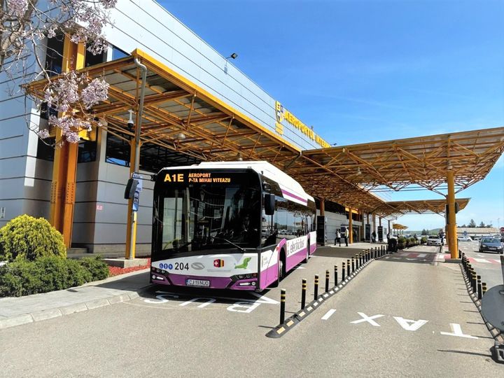 Autobuz Aeroport Express Cluj fără pasageri în stație