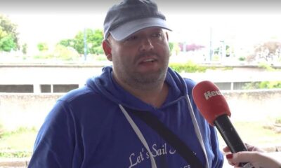 Bărbat din Viena care adună sticle reciclabile de pe stradă