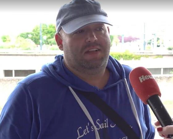 Bărbat din Viena care adună sticle reciclabile de pe stradă