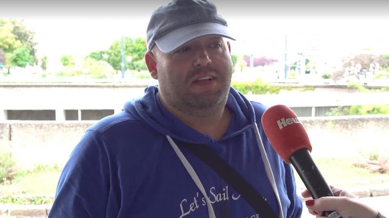 Bărbat din Viena care adună sticle reciclabile de pe stradă