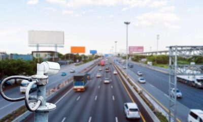 Mașină surprinsă de camerele de supraveghere în timp ce încalcă legea rutieră
