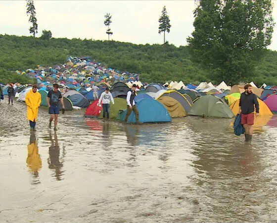 Festivalieri luptând cu noroiul în zona de camping Electric Castle