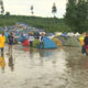 Festivalieri luptând cu noroiul în zona de camping Electric Castle