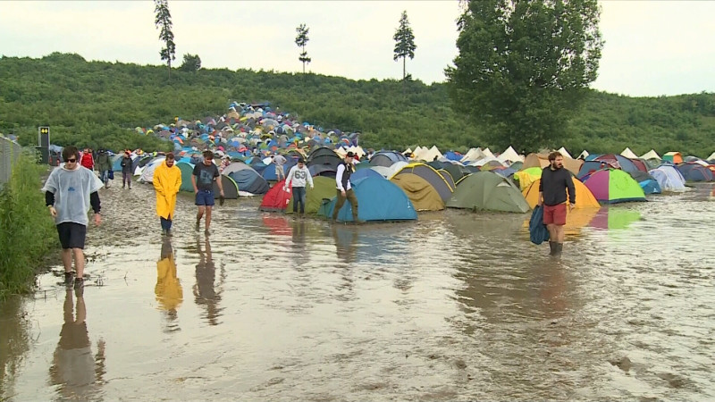 Festivalieri luptând cu noroiul în zona de camping Electric Castle