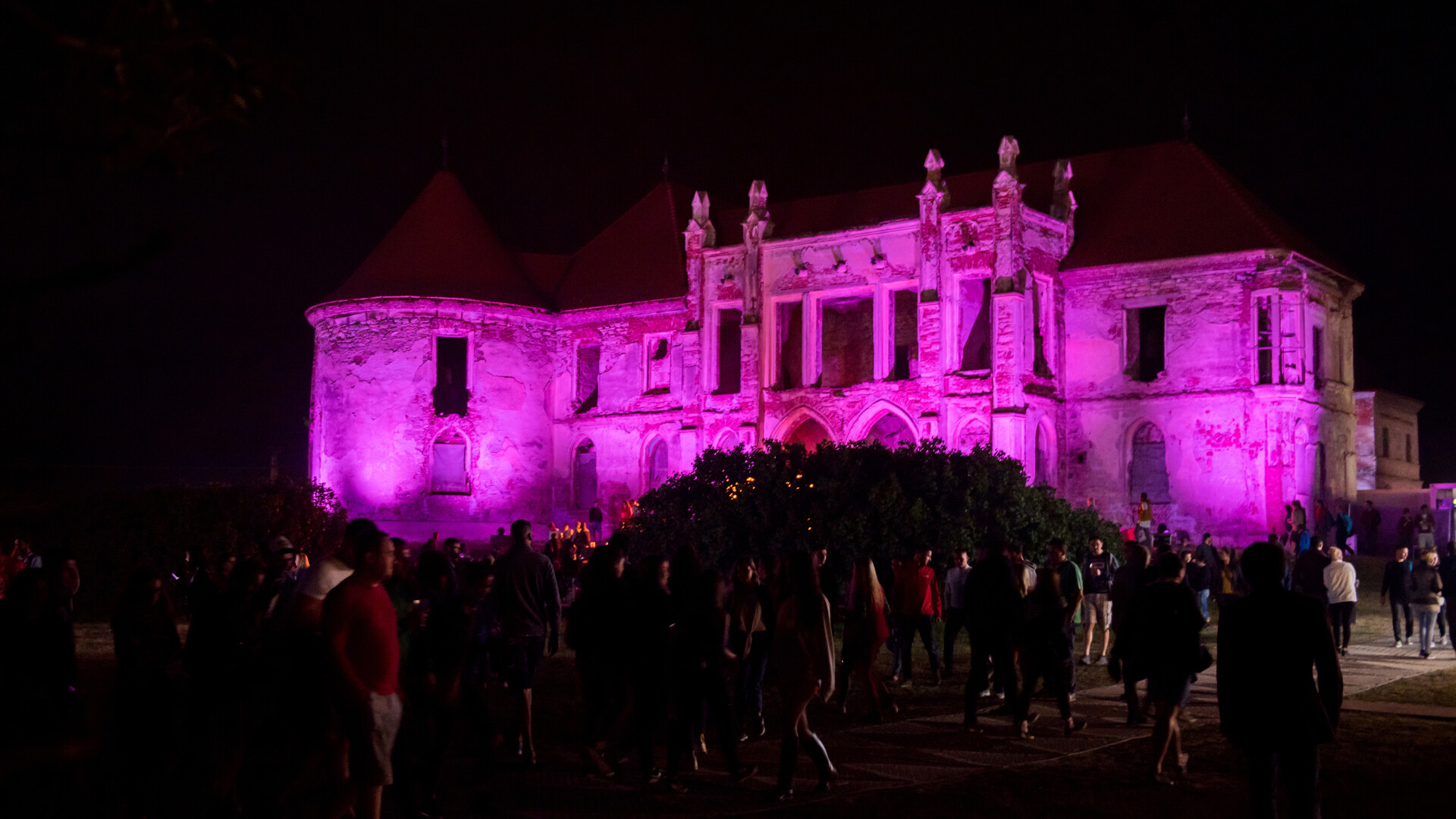 Castelul Bánffy din Bonțida luminat spectaculos pe timpul festivalului Electric Castle