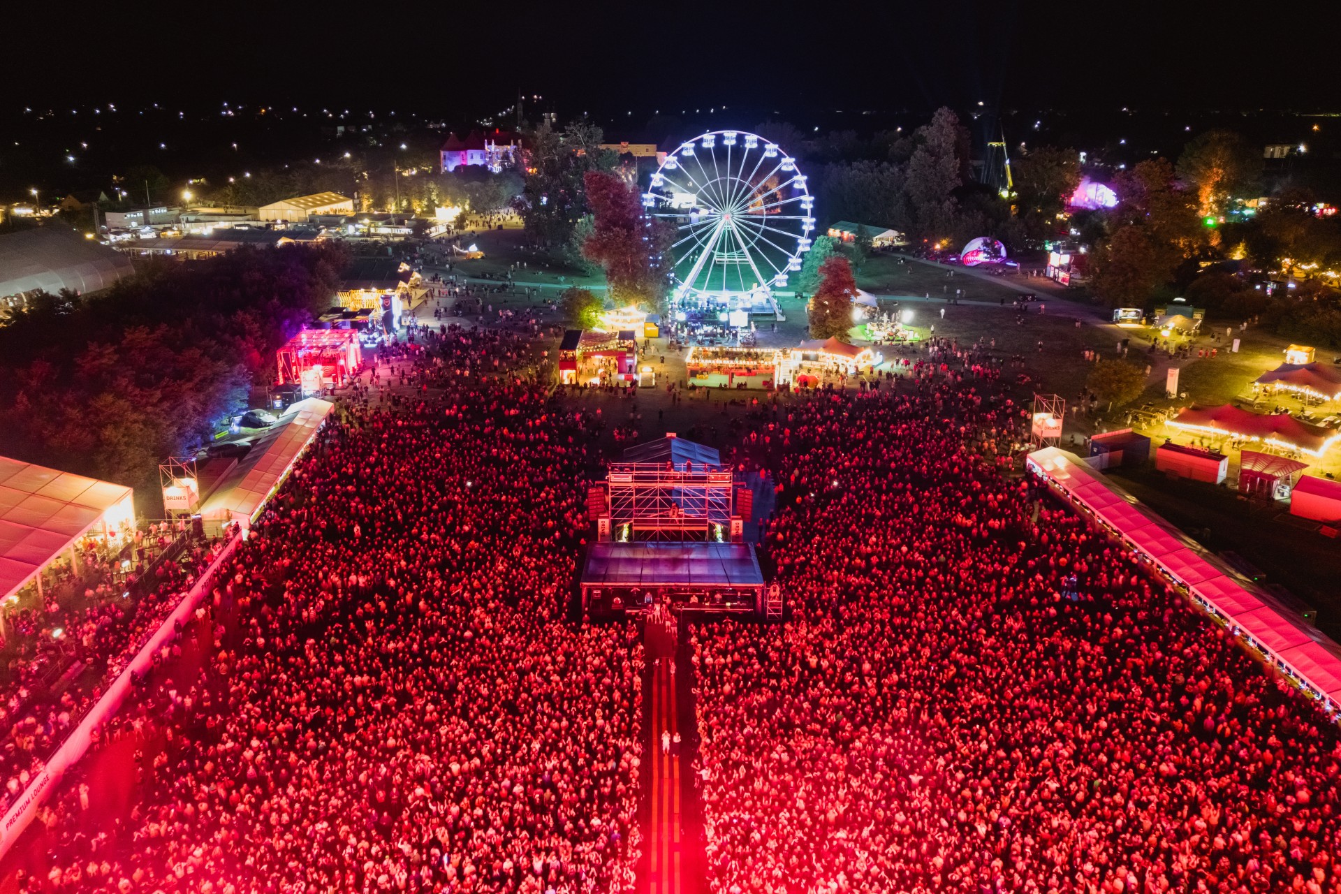 Festivalierii dansează și se bucură de muzică live la scena principală a Electric Castle 2025, sub luminile spectaculoase ale castelului