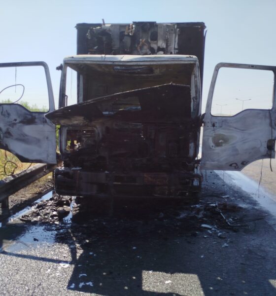 Autocamion cuprins de flăcări pe Autostrada A3, între Turda și Gilău, cu intervenția pompierilor ISU Cluj