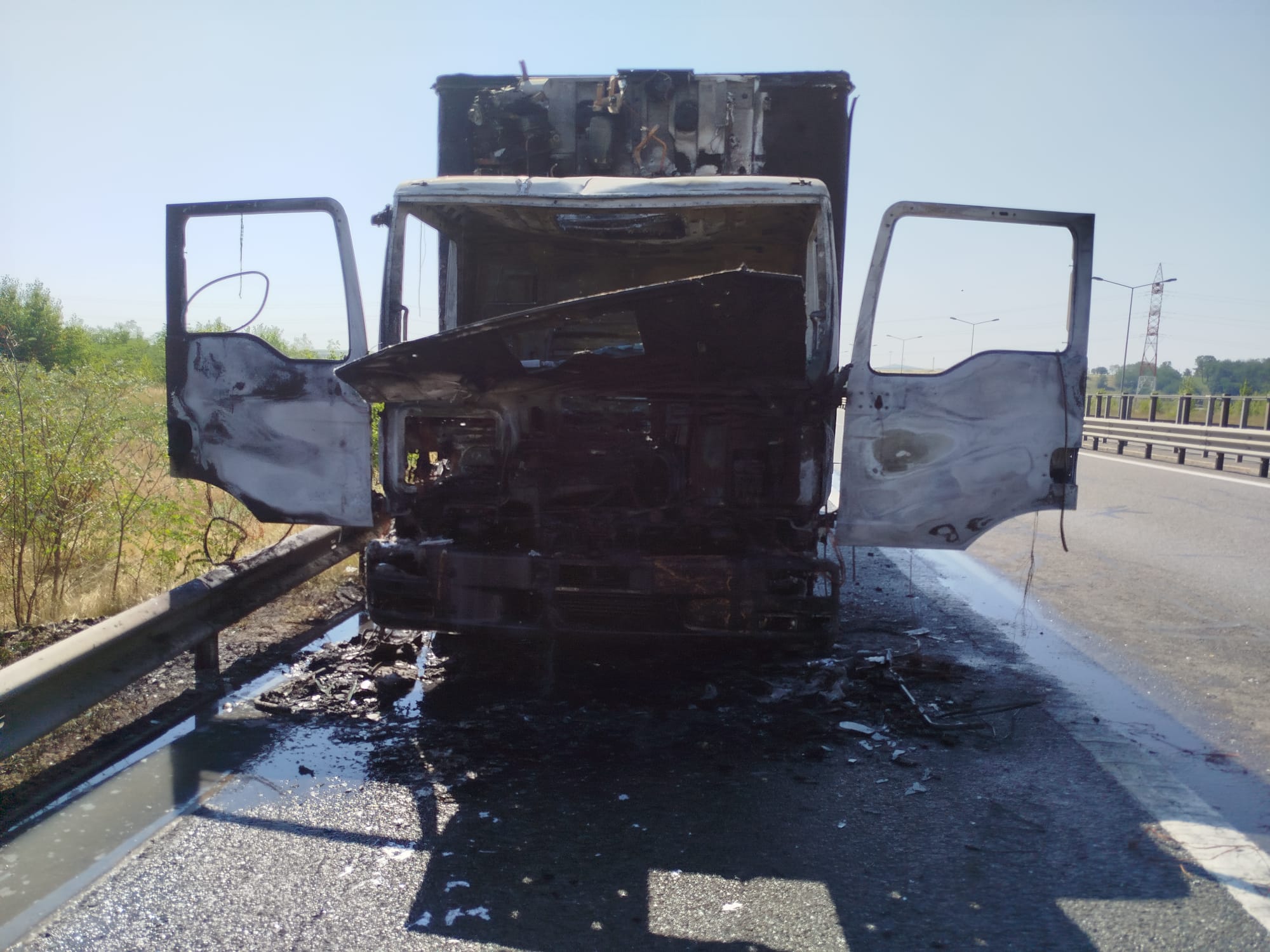 Autocamion cuprins de flăcări pe Autostrada A3, între Turda și Gilău, cu intervenția pompierilor ISU Cluj