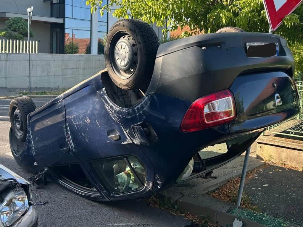 Indicator rutier doborât de mașina răsturnată în accidentul din Cluj