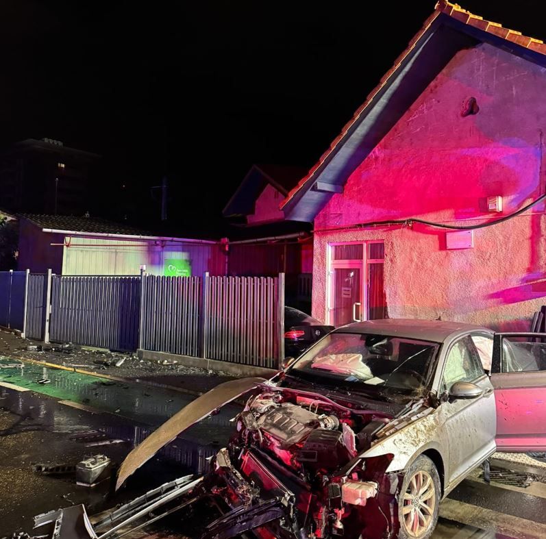 Echipaje ISU Cluj și ambulanțe SMURD la locul accidentului rutier