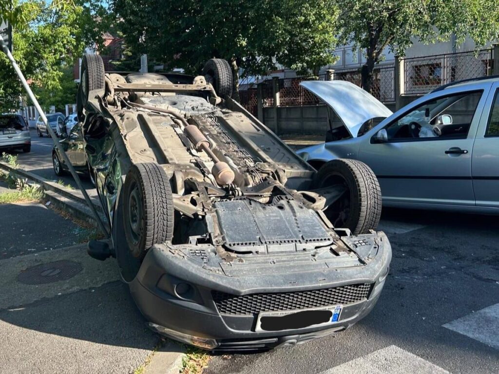 Pompieri și echipaj SMURD intervenind la locul accidentului din Andrei Mureșanu