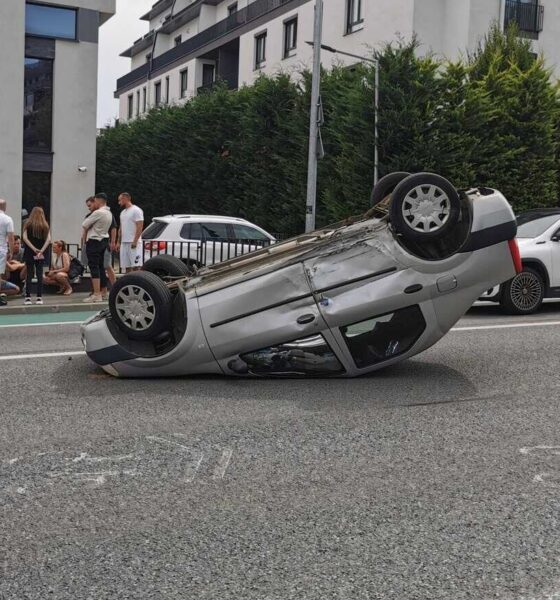 Mașină răsturnată în accident pe strada Bună Ziua din Cluj-Napoca