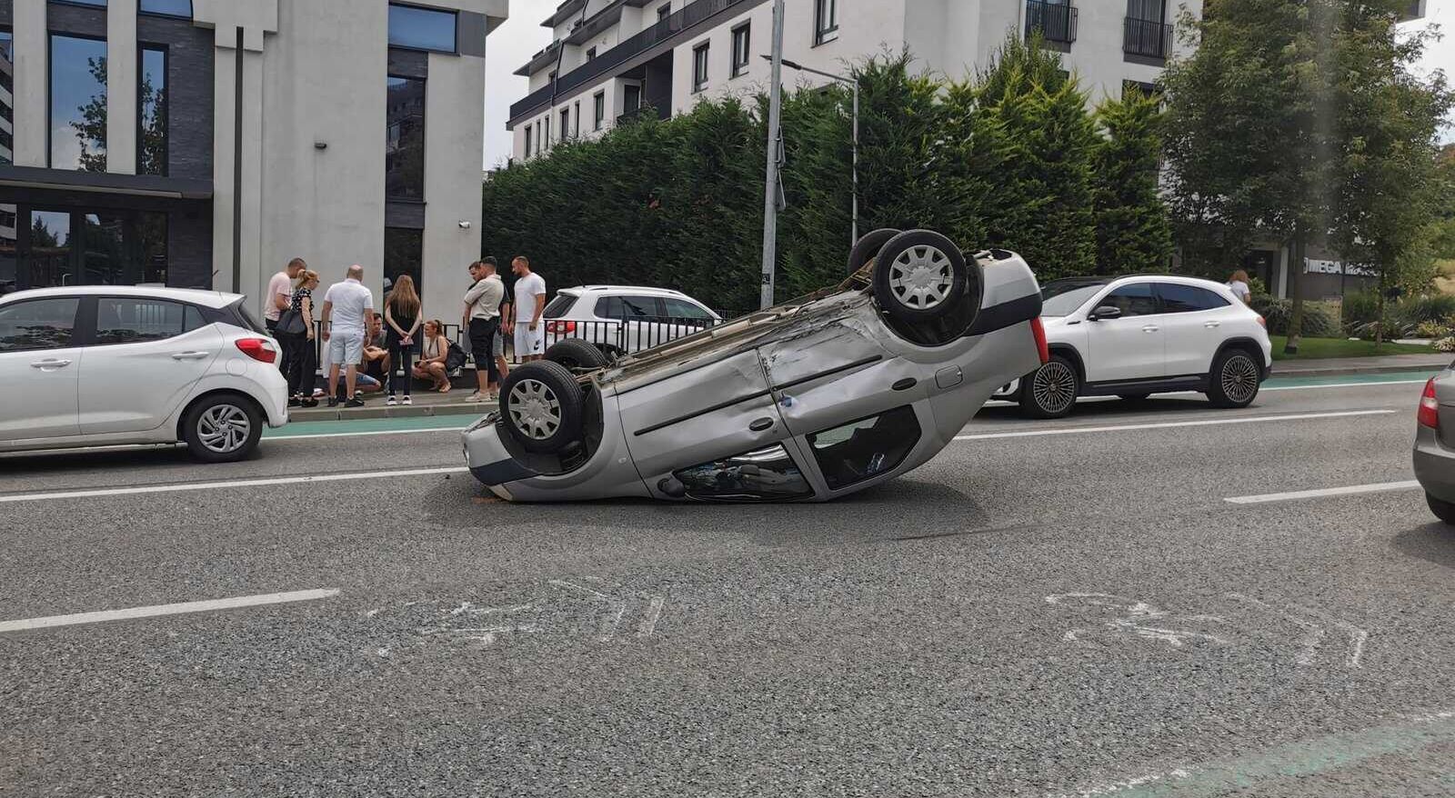 Mașină răsturnată în accident pe strada Bună Ziua din Cluj-Napoca