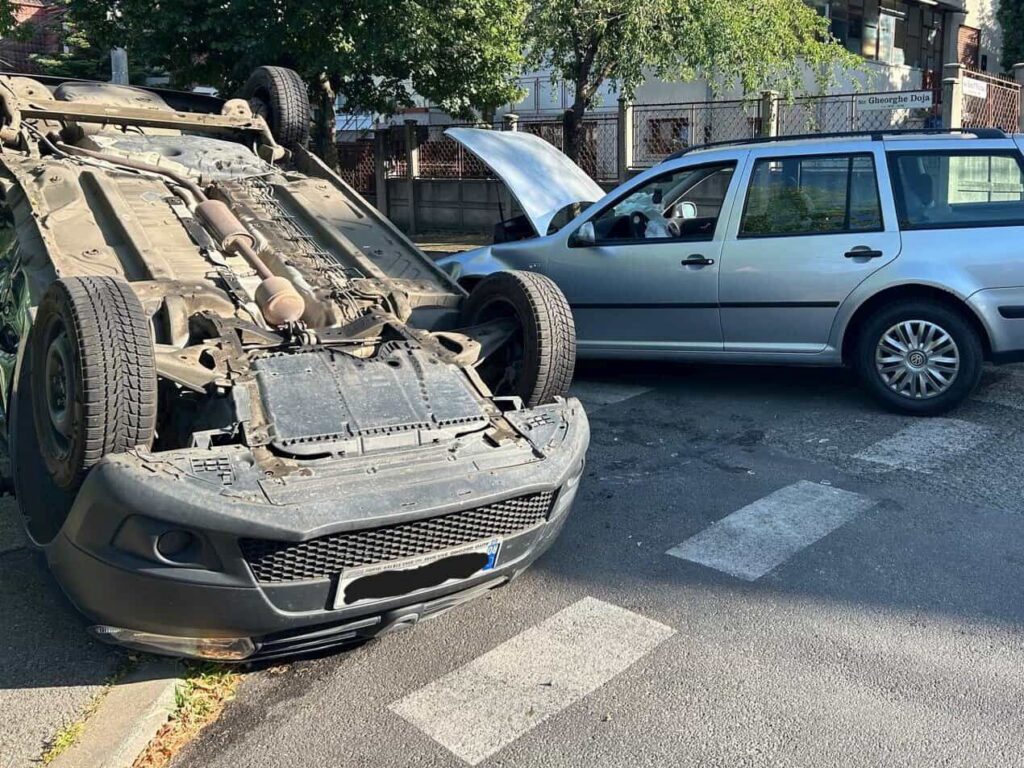 Mașină răsturnată după accident rutier în cartierul Andrei Mureșanu, Cluj-Napoca