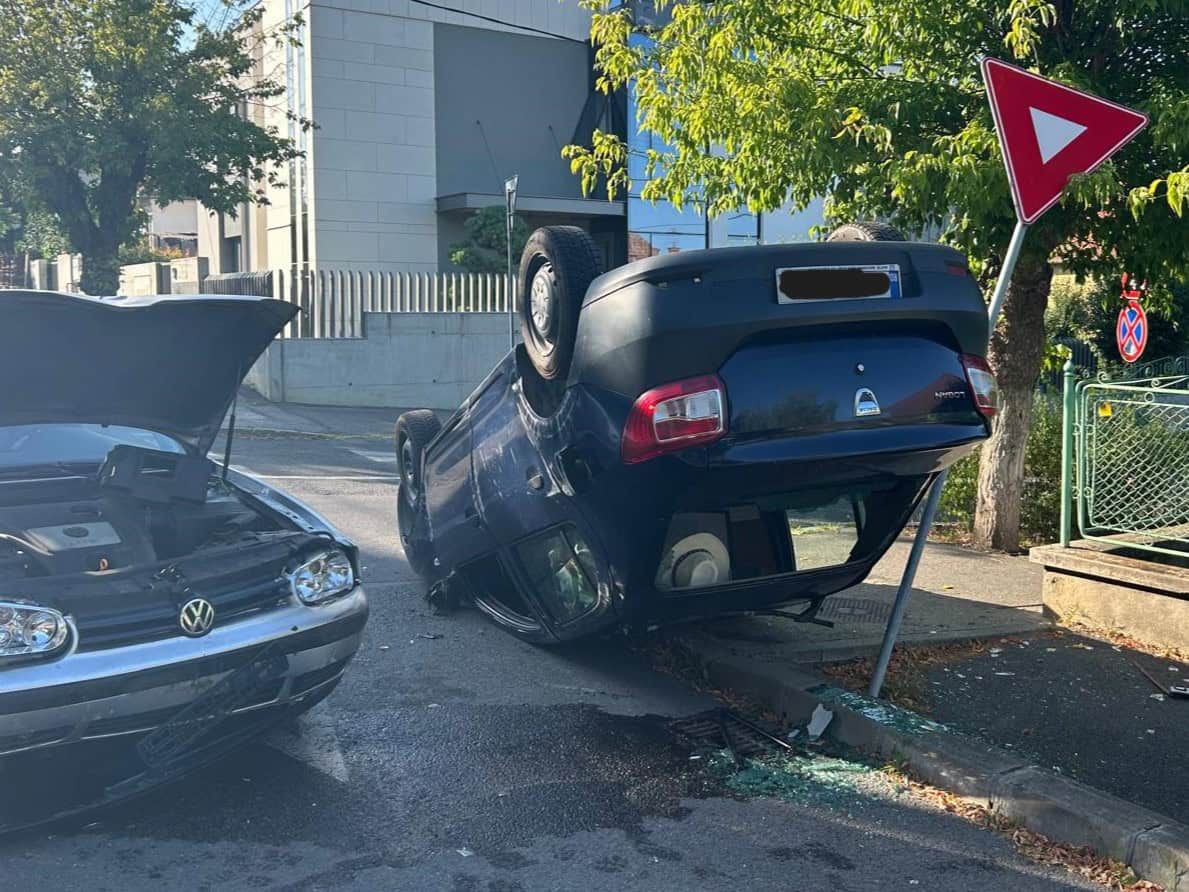 Două mașini avariate după un accident rutier în Cluj-Napoca
