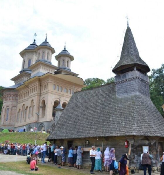 Vedere panoramică cu Mănăstirea Nicula și pelerinii veniți la hram