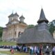 Vedere panoramică cu Mănăstirea Nicula și pelerinii veniți la hram
