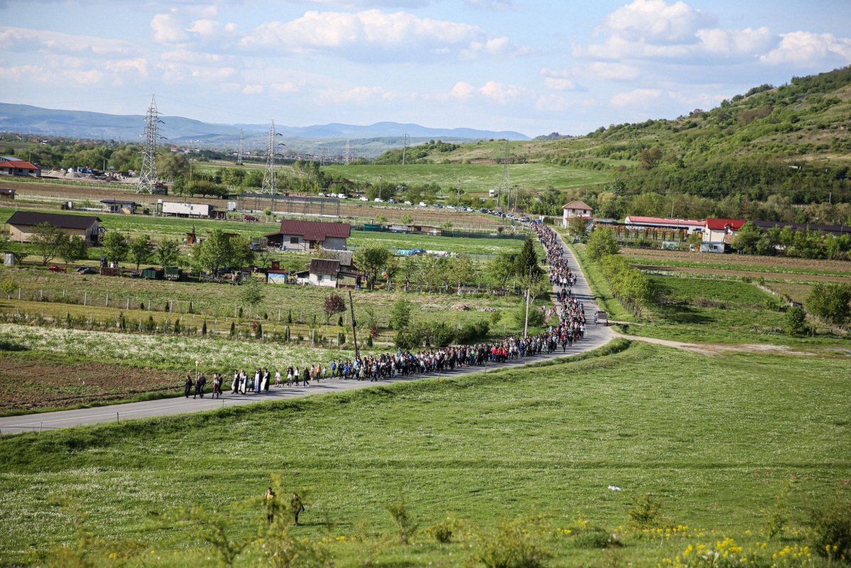 Mulțime de credincioși adunați la Mănăstirea Nicula în ziua Adormirii Maicii Domnului