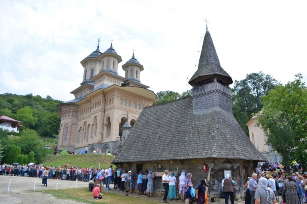 Vedere panoramică cu Mănăstirea Nicula și pelerinii veniți la hram