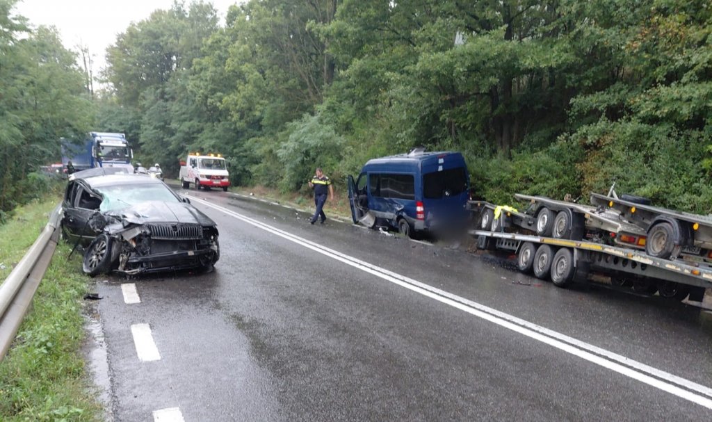 Accident rutier Bucea Negreni, autoturism izbit de autoutilitară cu remorcă, trei răniți