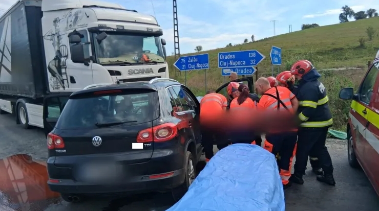 Accident grav Gârbău Cluj, TIR în coliziune cu autoturism, două victime transportate la spital