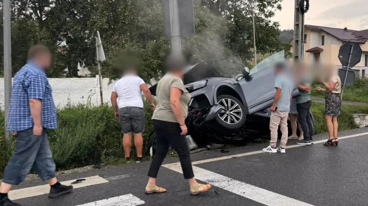 Accident rutier Vâlcele Cluj, mașină ajunsă în șanț și lovind un stâlp electric
