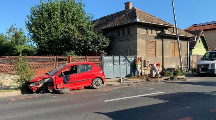 Accident rutier Vlaha Cluj, mașină proiectată în gard, conductă de gaz spartă, risc de explozie