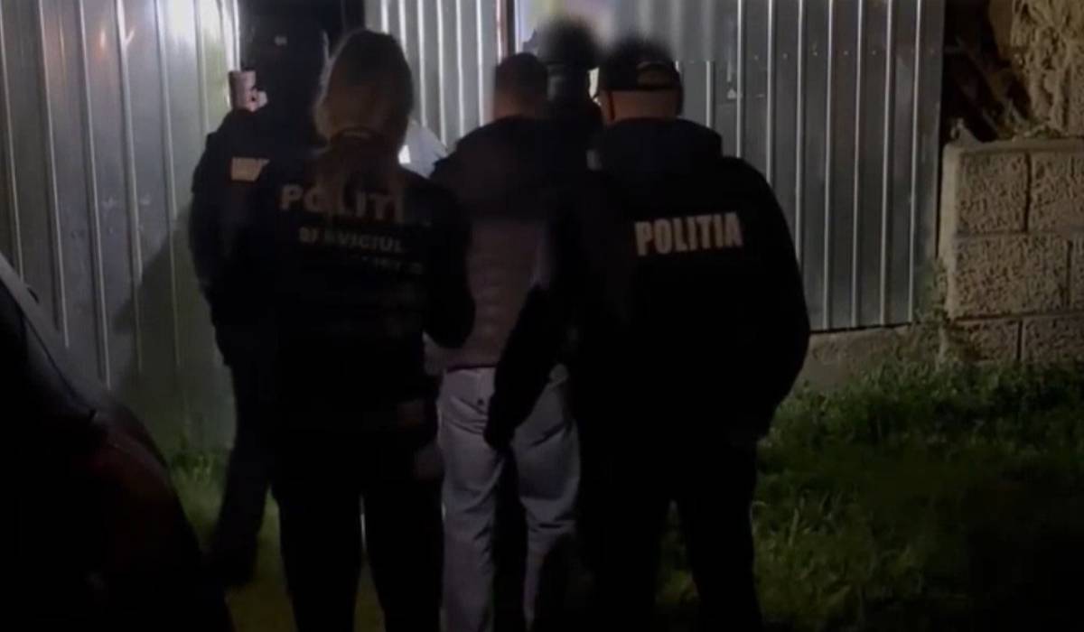 Curier prins de polițiști în Jucu după ce fura banii ramburs și coletele