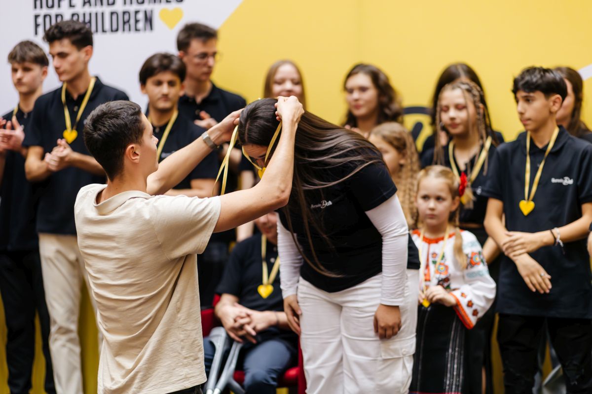 David Popovici își donează ziua de naștere pentru copiii din Bursele DAR Hope and Homes for Children
