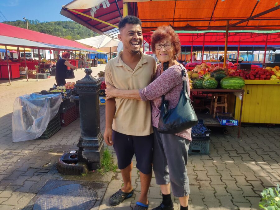 Mahomed, vânzător de legume în piața Gherla, originar din Egipt