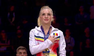 Sabrina Voinea cu medalia de aur la sol la Cupa Mondială de la Paris