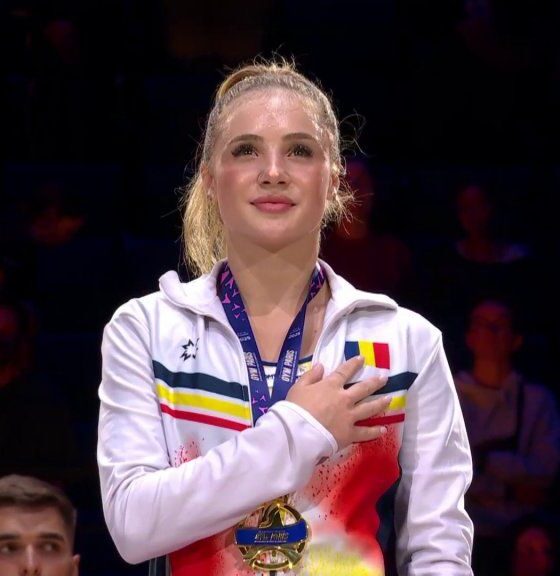 Sabrina Voinea cu medalia de aur la sol la Cupa Mondială de la Paris