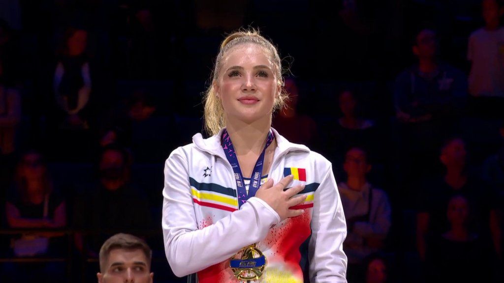 Sabrina Voinea cu medalia de aur la sol la Cupa Mondială de la Paris