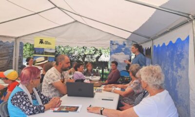 Seniori clujeni învață pictura pe sticlă cu ajutorul AI la Muzeul Etnografic