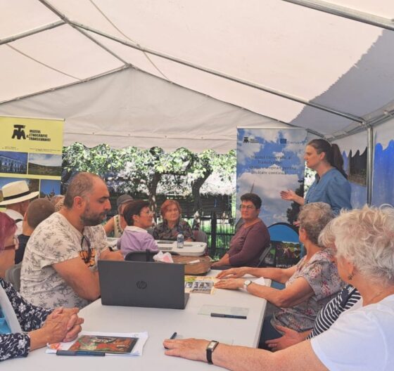 Seniori clujeni învață pictura pe sticlă cu ajutorul AI la Muzeul Etnografic